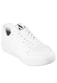 Zapatilla deportiva blanca con material de piel sintética, punta redonda y detalles perforados. Cuenta con cierre de cordones y logo en la lengüeta.