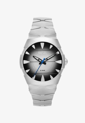 Reloj de metal plateado con una esfera de degradado negro, marcadores de hora blancos, segundero azul y una correa texturizada con eslabones angulares.