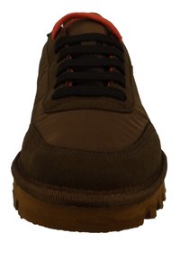 Brązowe sneakersy z teksturowaną górą, czarnymi sznurowadłami, pomarańczowymi akcentami w sznurowaniu oraz solidną gumową podeszwą z bieżnikiem zapewniającym przyczepność.
