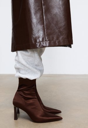 Stradivarius STRETCH - Stövletter - brown