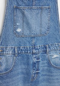 Blauer Jeans-Overall mit vorderer Brusttasche und Gürtelschlaufen, mit ausgewaschenen und abgenutzten Details auf dem Stoff.