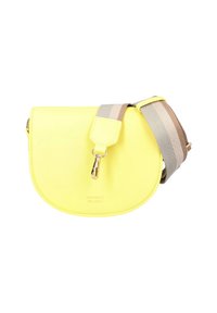 Bolso cruzado de cuero amarillo con forma curva, que presenta una correa ajustable a rayas beige y gris y un clip de metal para su sujeción.