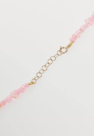 Ροζ κοσμήματα με χάντρες, αλυσίδα και κούμπωμα από χρυσό μέταλλο, που περιλαμβάνουν λείες, σφαιρικές χάντρες και μια διακριτική λάμψη στο υλικό.