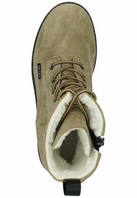 Stivaletto beige in suede con foderatura in pelliccia sintetica, punta tonda, occhielli in metallo e lacci testurizzati. Presenta un anello sul retro per facilitarne l'indossamento.