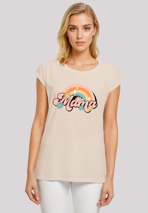 Beige T-Shirt mit einem bunten Regenbogenmotiv und dem Wort "Mama" in fließender Schrift, akzentuiert mit Blumen und Funkeln.