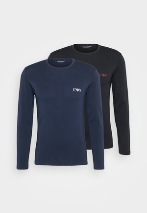 Zwei Langarmshirts: eines in Marineblau und eines in Schwarz, beide aus glattem Baumwollstoff, mit einem kleinen Logo auf der Brust.