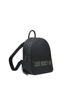 Mochila de cuero sintético negro con forma redondeada, que cuenta con un compartimento principal con cremallera y el logo "LOVE MOSCHINO" en letras metálicas.