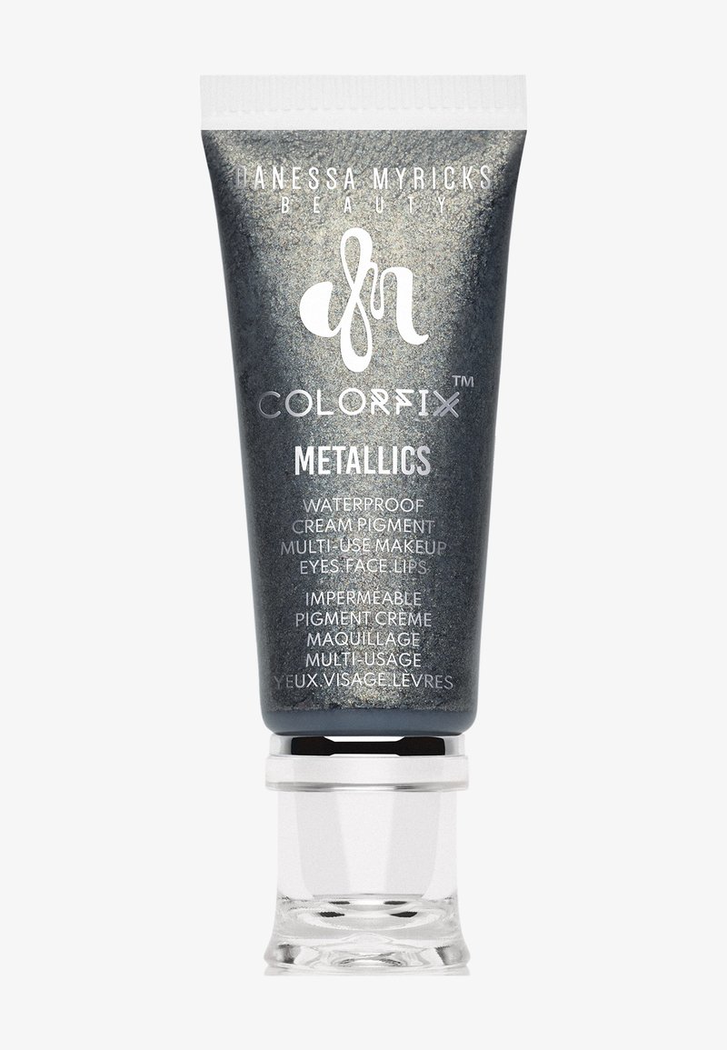 Waterdichte crèmepigment in een metalen donkergrijze tube met een transparante plastic basis. Bevat het merlogo en informatie over multi-use make-up.