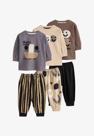 Ensemble de trois chemises à manches longues (lavande, beige, marron) avec des graphismes ludiques, et trois pantalons avec divers motifs, y compris des rayures et des pois.