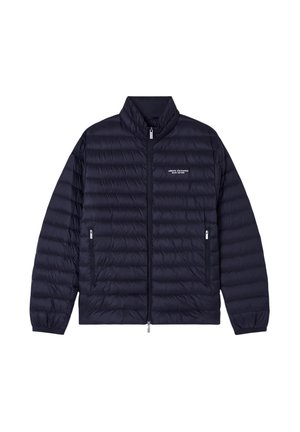 Giubbotto puffer blu navy con colletto alto, frontale con zip e due tasche laterali. Presenta una texture trapuntata e un piccolo logo sul petto.