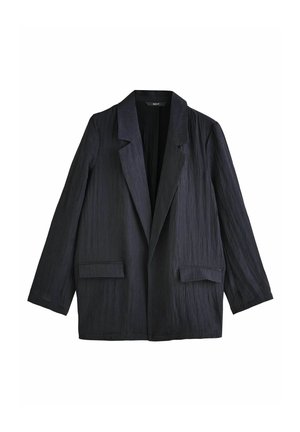 Blazer noir à manches longues en tissu texturé, col à revers cranté et deux poches avant à rabat, présenté sur fond blanc.