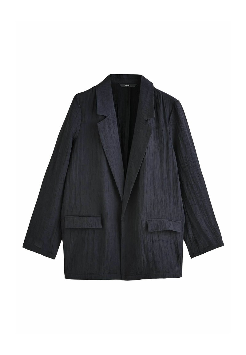 Blazer noir à manches longues en tissu texturé, col à revers cranté et deux poches avant à rabat, présenté sur fond blanc.