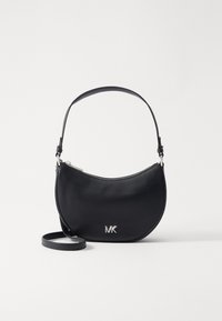 Borsa a spalla in pelle nera con design curvo, hardware argento, chiusura con zip e logo 'MK' in rilievo sul davanti. Include una tracolla regolabile.