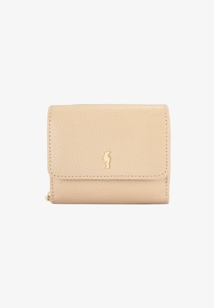 Beżowy skórzany portfel o teksturowanym wykończeniu, z detalem w postaci złotego logo, kompaktowy design i złożoną klapą.