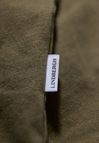 Lindbergh Printtipaita - dk olive