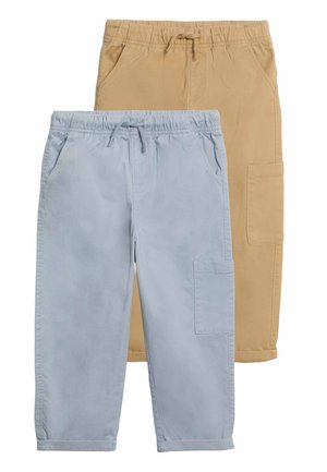 Twee paar kindercargobroeken met een koordsluiting in de taille, één lichtblauw en één beige, plat liggend op een witte achtergrond.