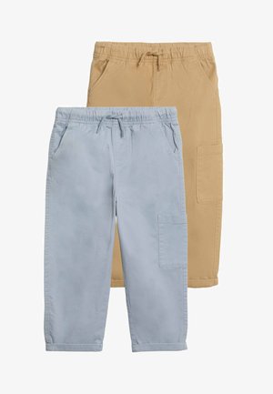 Due paia di pantaloni cargo da bambino con coulisse in vita, uno azzurro chiaro e uno beige, mostrati distesi su sfondo bianco.