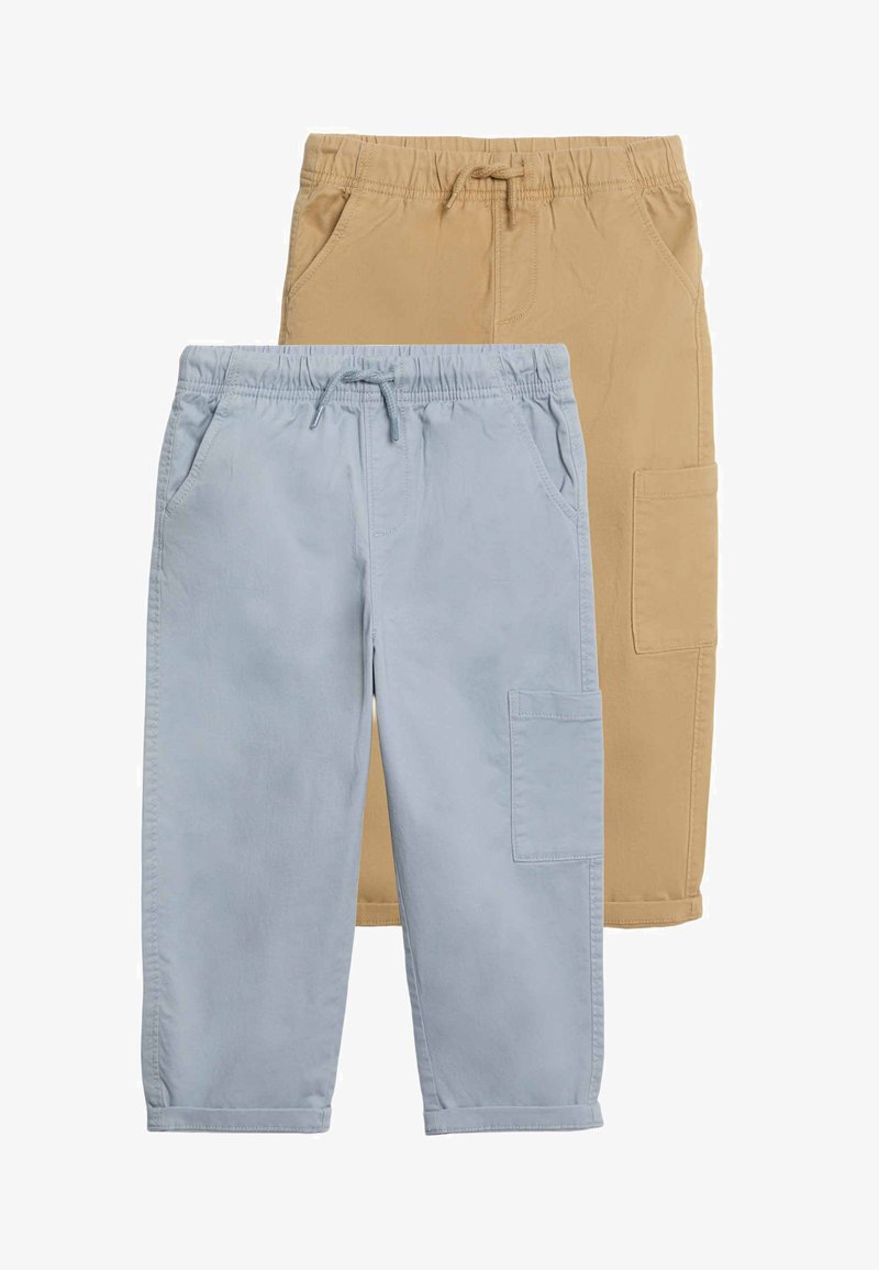 Zwei Paar Kinder-Cargohosen mit Kordelzugbund, eine hellblaue und eine beige, flach auf weißem Hintergrund dargestellt.