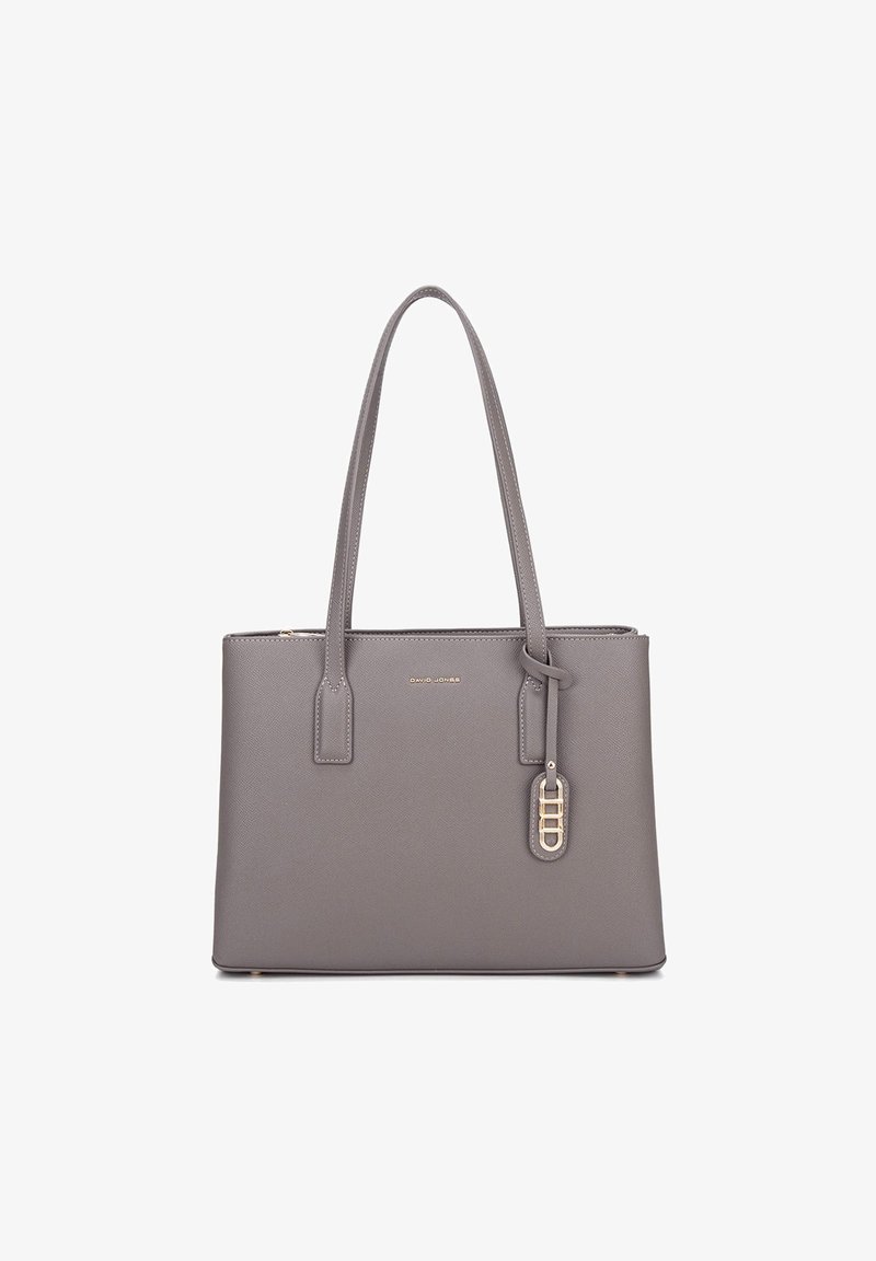 Borsa in sintetico grigia con due manici lunghi, chiusura con zip e un'etichetta decorativa in tonalità dorata. Texture liscia e forma strutturata.