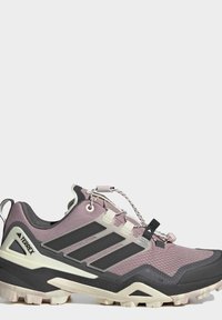 Ниска обувка за туризъм Adidas Terrex Gore-Tex в лилаво и черно с бежова подметка и система за бързо пристягане на връзките.