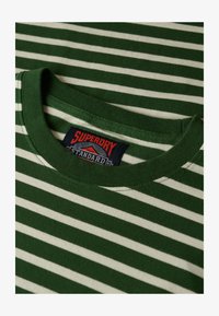 Seleccionado, green stripe