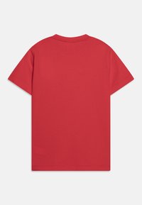Rød bomulls t-skjorte med rund hals og korte ermer. Glatt tekstur og enkelt design, uten synlig merkevare eller mønstre.