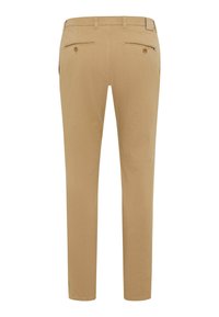 Khaki chinos met een slim fit, met twee achterzakken met knoopsluiting en een flat front ontwerp. Soepele stof met een lichte structuur.