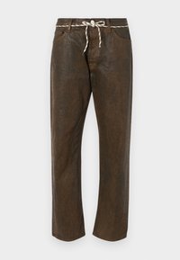 Rjave hlače z teksturiranim zaključkom, z vrvico v pasu z belimi in črnimi poudarki, ravne noge in petimi žepi.