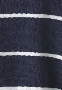 Marinblått stickat tyg med vita horisontella ränder, med en jämn textur och en medelviktsdesign.