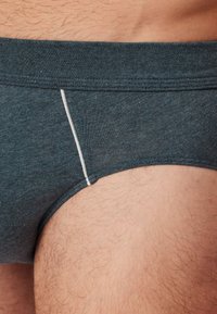 Dunkelgraue Baumwollunterhose mit einem weißen Akzentstich entlang des Beinausschnitts, ausgestattet mit einem weichen Bund und einer engen Passform.