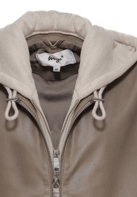 Beige Lederjacke mit einer beige Baumwollkapuze, ausgestattet mit einem doppelseitigen Reißverschluss und Zugkordel-Details, die eine glatte Textur und ein elegantes Design zeigt.