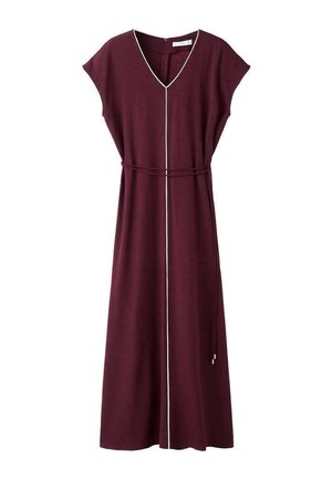 Bordeaux midi-jurk met korte mouwen, V-hals, voorstrikceintuur en contrasterende witte bies langs het midden. Zachte stoftextuur.