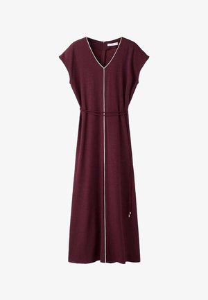 Bordeauxrotes Midikleid mit kurzen Ärmeln, V-Ausschnitt, vorderem Bindegürtel und kontrastierender weißer Paspelierung entlang der Mitte. Weiche Stoffstruktur.