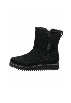 Botas de tobillo de ante negro con un forro de piel de textura, detalles de costura y una suela de goma resistente con un borde serrado.