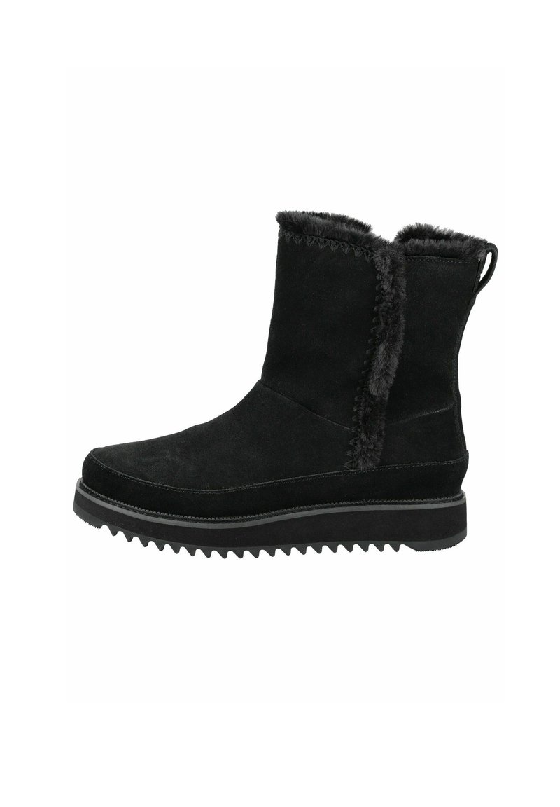 Botas de tobillo de ante negro con un forro de piel de textura, detalles de costura y una suela de goma resistente con un borde serrado.