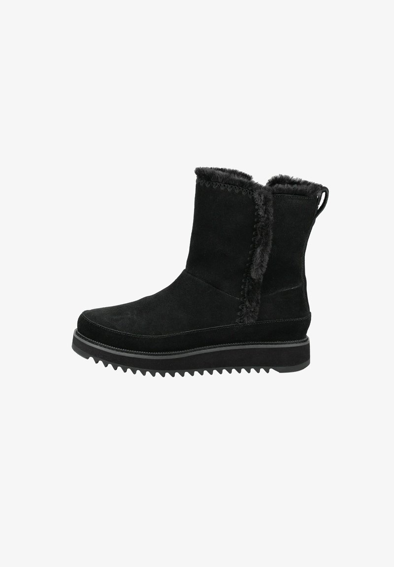 Botas de tobillo de ante negro con un forro de piel de textura, detalles de costura y una suela de goma resistente con un borde serrado.