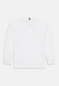 Hvid langærmet crewneck sweatshirt med ribstrikkede manchetter og en lille rød, hvid og sort stribe detalje ved den bagerste krave.