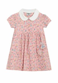 Robe en coton rose avec un col blanc. Présente des motifs de lapins et de fleurs. Manches courtes et jupe froncée avec une application de lapin décorative.