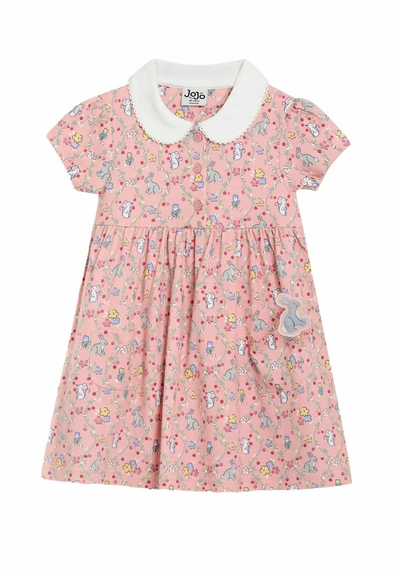 Robe en coton rose avec un col blanc. Présente des motifs de lapins et de fleurs. Manches courtes et jupe froncée avec une application de lapin décorative.