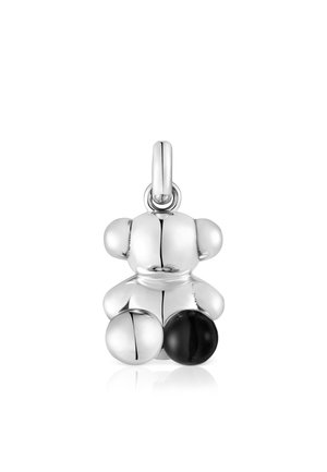 Ciondolo a forma di orsetto d'argento con finitura lucida, forma rotonda e una pallina nera su un lato. Include un anello superiore per il fissaggio.