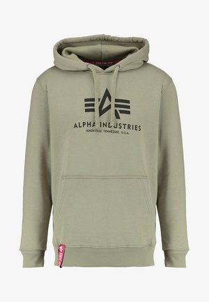Olivegrüner Hoodie aus weichem Stoff, mit einer vorderen Tasche, Kordeln an der Kapuze und einem schwarzen, bedruckten Logo mit gestreiftem Design.