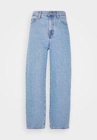 Světle modré džíny rovného střihu vyrobené z denimu, s vysokým pasem, pěti kapsami a standardním zapínáním na knoflík a zip.