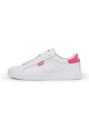 Scarpe da ginnastica bianche con una tomaia sintetica liscia, design perforato, dettagli rosa sulla linguetta e sul tallone, e suola in gomma.