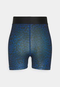 Shorts moulants bleu et noir à imprimé léopard avec une large ceinture noire, montrés de dos sur un fond uni.