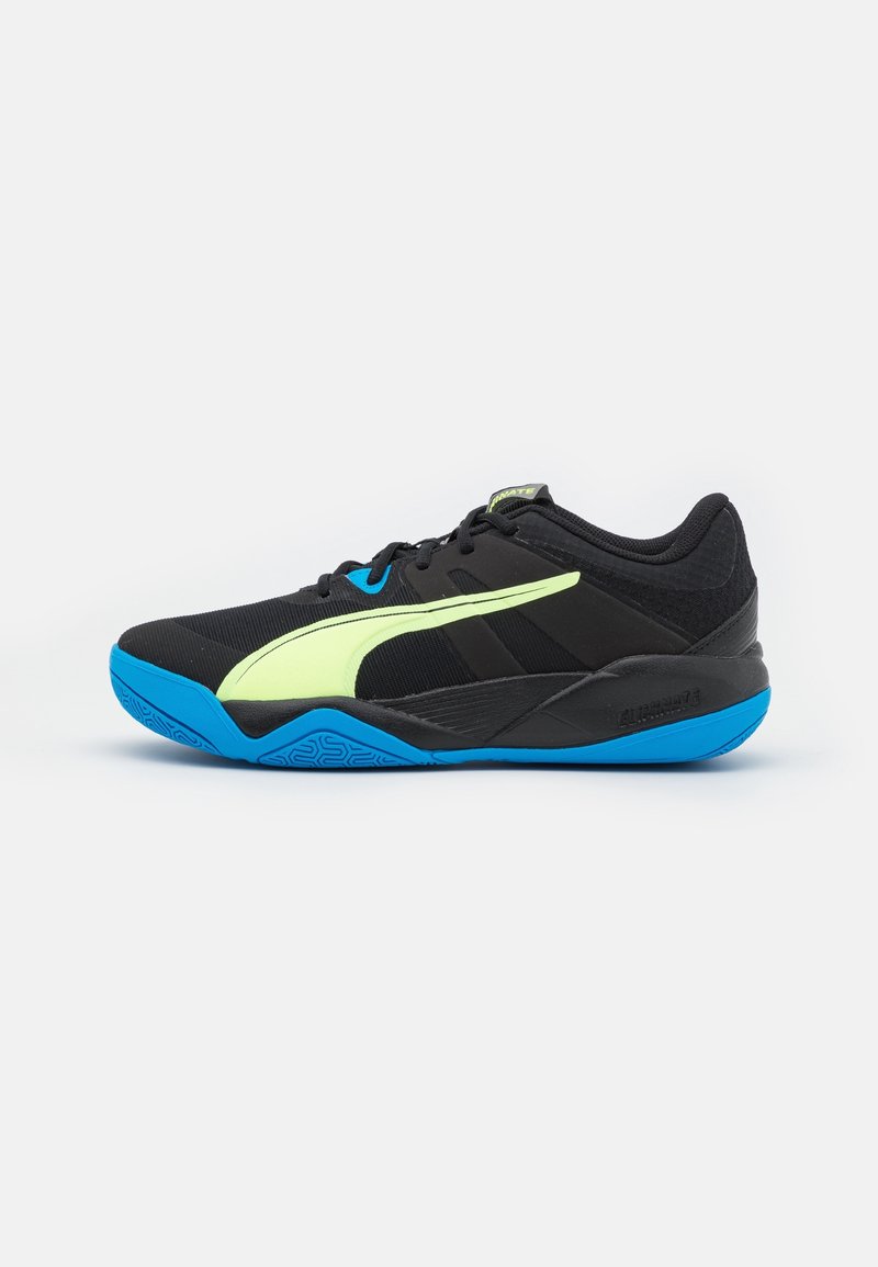 Chaussure de sport noire avec semelle bleue et détail de bande jaune, design bas et fermeture à lacets.