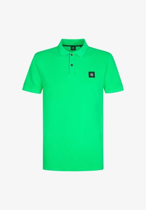 Camisa polo verde hecha de una tela suave, con una tapeta de tres botones y una pequeña etiqueta negra en el pecho con un logo.