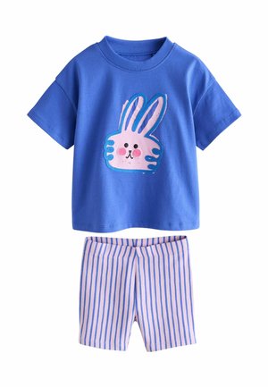 T-shirt en coton bleu avec un motif de lapin rose, assorti à un short rayé rose. Manches courtes et col rond sur le haut.