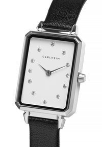 Reloj cuadrado de plata con una esfera blanca, acentos negros y marcadores de hora de cristal. Cuenta con una correa de cuero negro texturizado y una corona.
