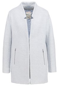 Cappotto azzurro chiaro di lunghezza media realizzato in tessuto testurizzato, con un design senza colletto, due tasche laterali con zip e una fodera interna a fantasia.