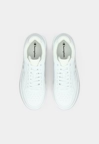 Weiße Sportsneaker mit glattem Lederäußeren, perforierter Zehenbox, Schnürsenkeln und gepolstertem Kragen. Innen mit einem Champion-Logo versehen.